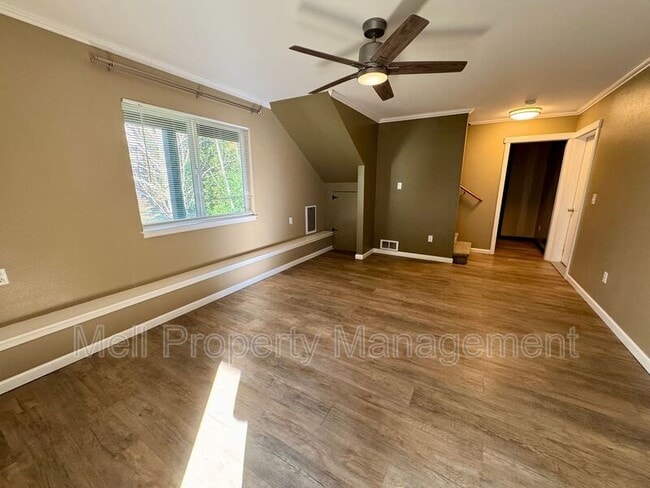 Building Photo - 490 SE Alpine Ave