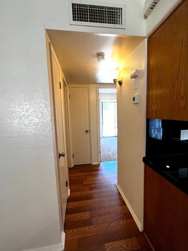 Building Photo - Charming 2 Bedroom Townhome with Private 2...