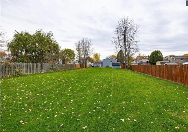 Building Photo - For Rent – Beautiful 3-Bedroom Split-Level...