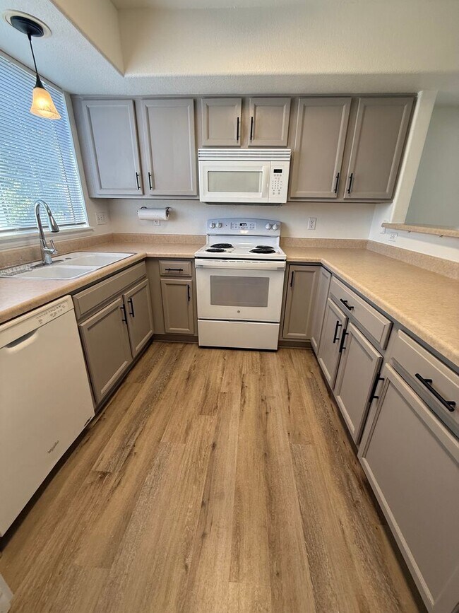 Building Photo - Gorgeous 3 bed/2.5 bath townhome in Welby ...