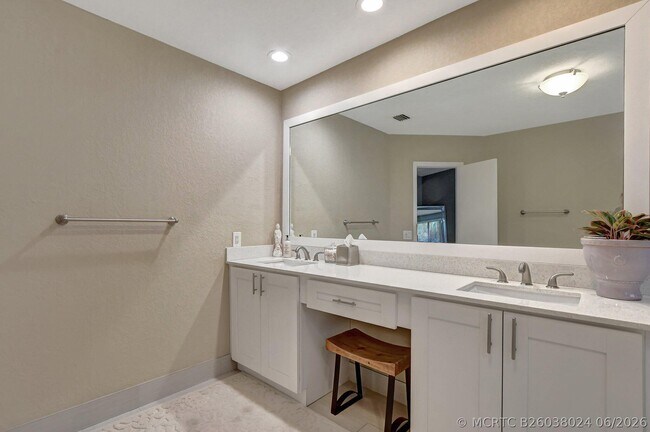 Building Photo - 6682 Via Regina