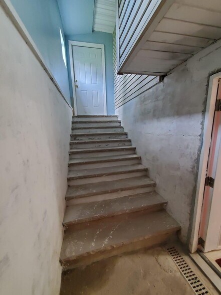 Building Photo - 133 Roberts Ave W