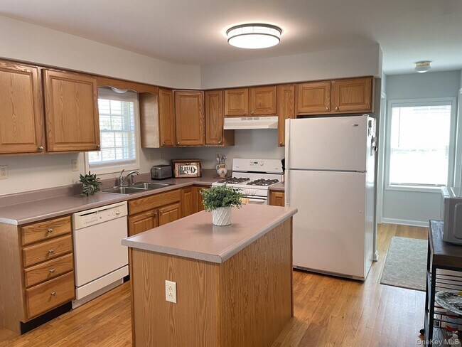 Building Photo - 59 Peconic Ave