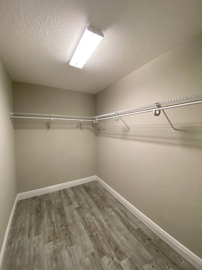 Building Photo - Custom Home - Desirable SE Ocala Neighborhood 3/2/2 **Won't Last**