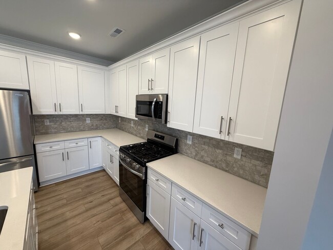 Building Photo - Brand New Townhome in Hickory Ridge School...