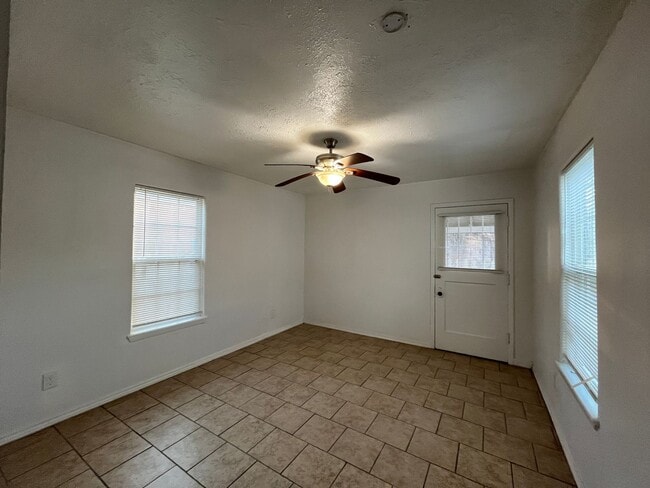 Building Photo - TULOSO MIDWAY WITH WATER AND ELECTRIC INCLUDED!!