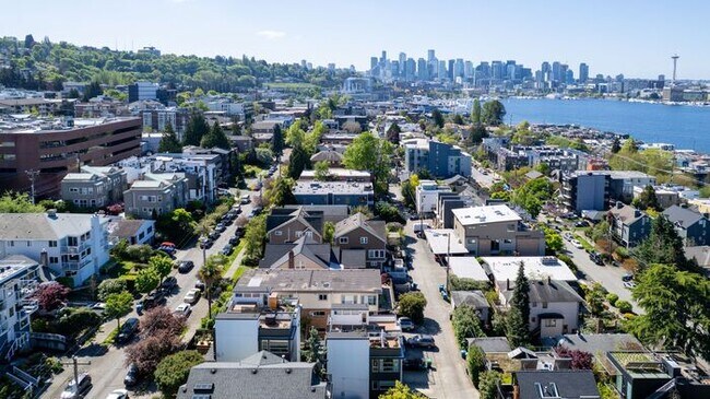 Building Photo - Gorgeous VIEW Townhome w/ 2 Master Suites in Coveted Eastlake
