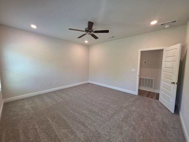 Building Photo - Brand new 5BR/3BA with Amenities Galore