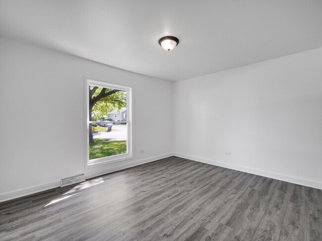 Building Photo - 946 Harvard Ln