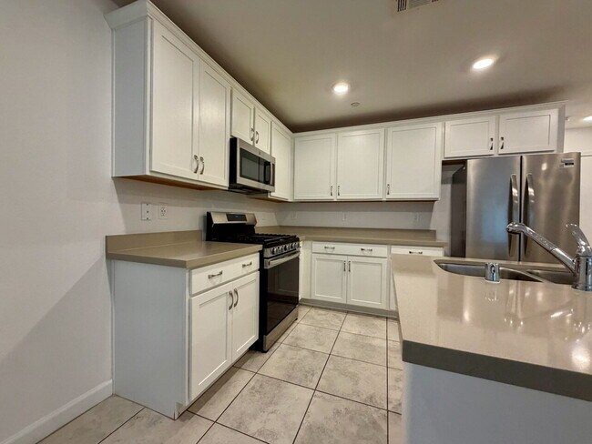 Building Photo - 3 BED 2.5 BATH 2 CAR GARAGE TOWNHOME IN HENDERSON CADENCE COMMUNITY FOR RENT!!