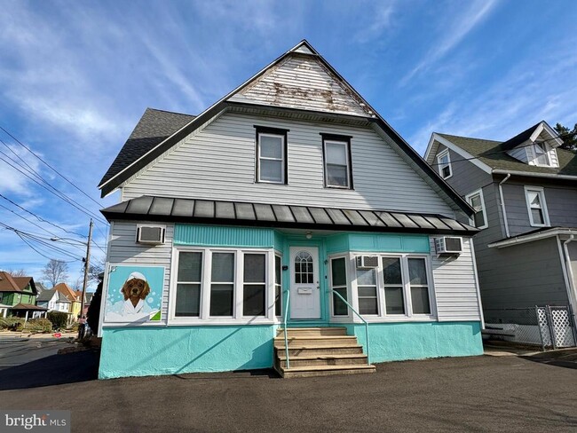 Building Photo - 3002 N Centre St