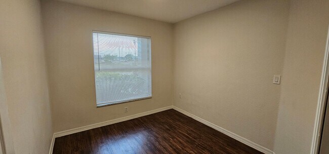 Building Photo - 1530 SW 19th Ave