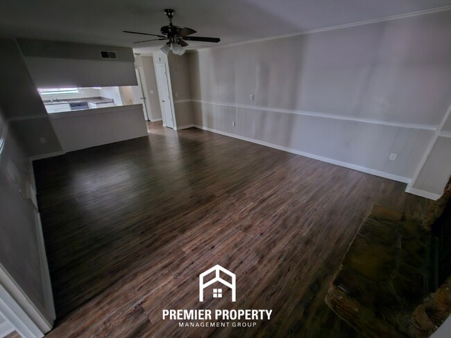 Building Photo - Large 4 Bedroom Home for Rent in Memphis | Hardwood Floors, Fireplace & Fenced Yard