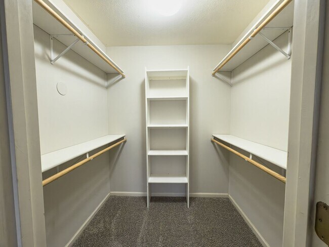 Building Photo - 2563-2563 E Morris Dr