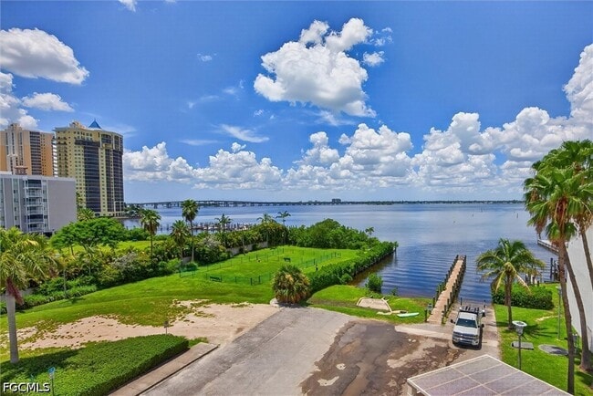 Building Photo - 3000 Oasis Grand Blvd
