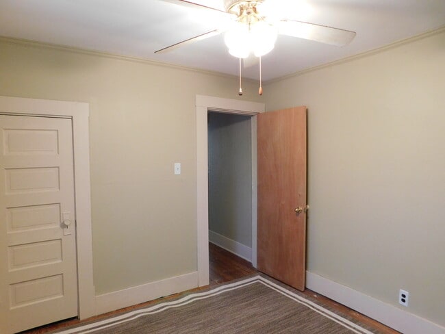 Building Photo - Affordable 3 bedroom/1 bath in El Dorado!