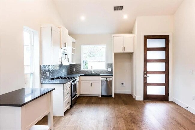 Building Photo - 409 W 35th St