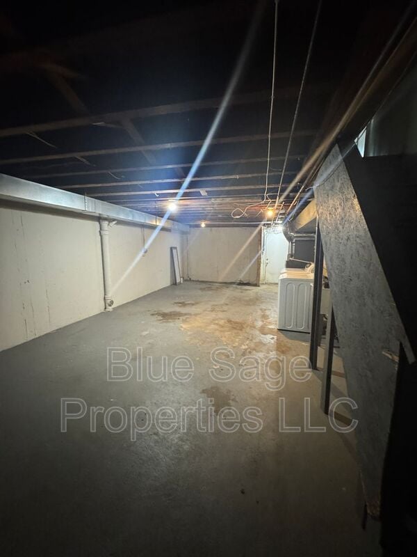 Building Photo - 554 S 4th St