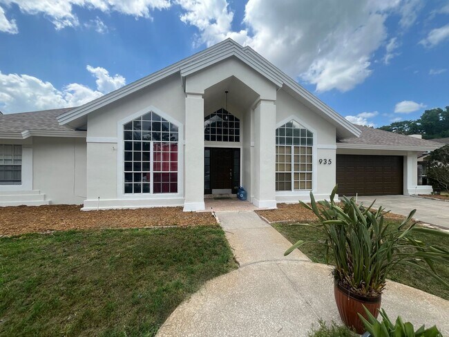 Building Photo - Beautiful 4 Bedroom 2 Bathroom Pool Home i...