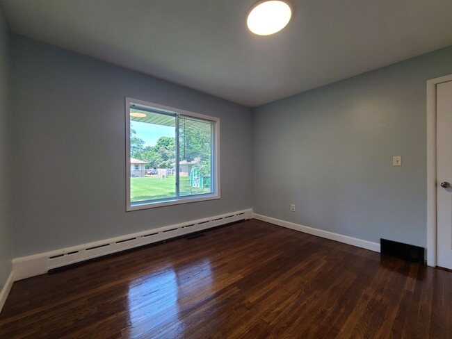 Building Photo - Spacious 4-Bed, 2-Bath Updated Home in Ben...