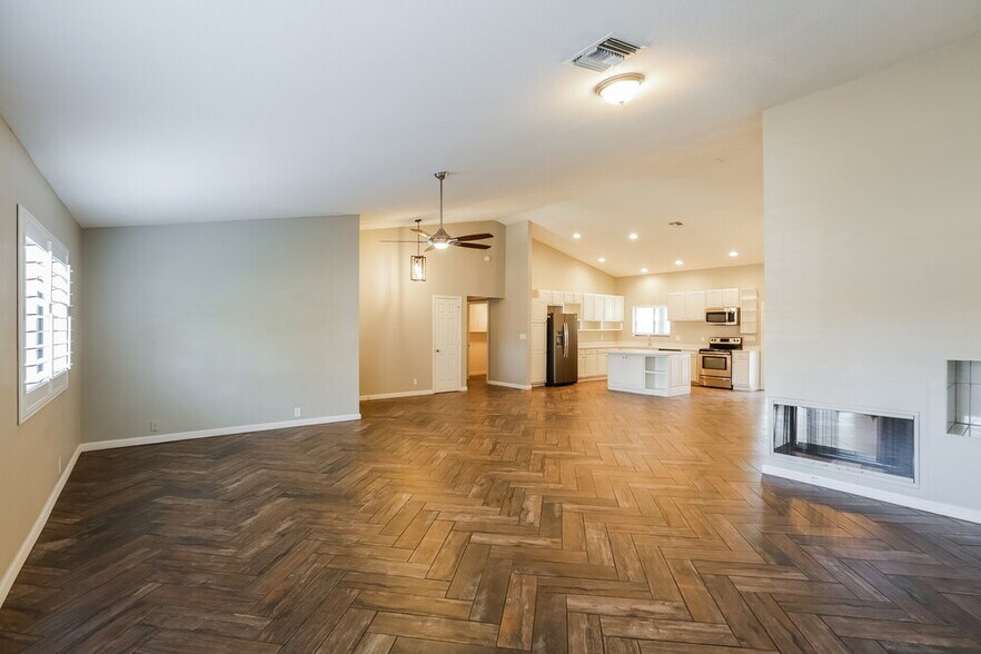 Building Photo - 1214 E Greenway Cir