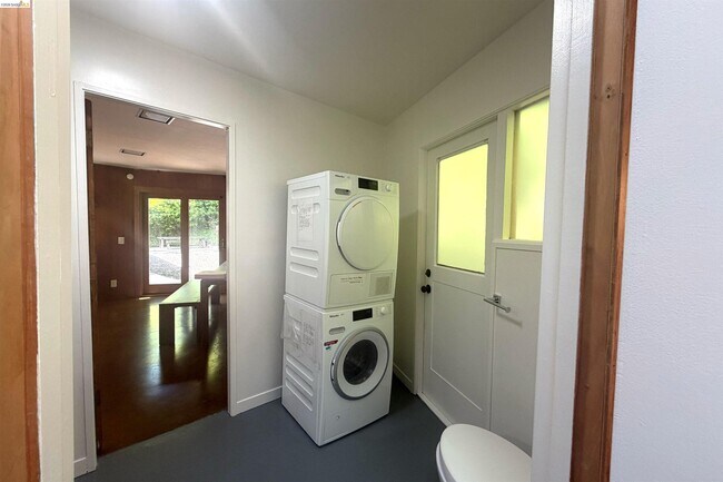 Building Photo - 25 Sunset Dr