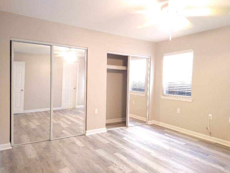 Building Photo - 6250 Bellaire Dr