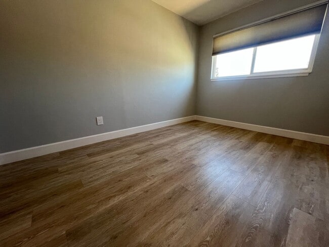 Building Photo - 2 Bed 1 Bath, 1 Car garage and W/D Hookups!