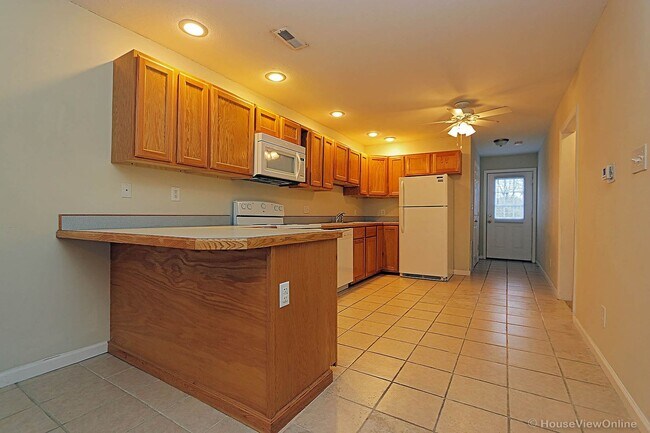 Building Photo - 2 Bedroom Triplex in Cape