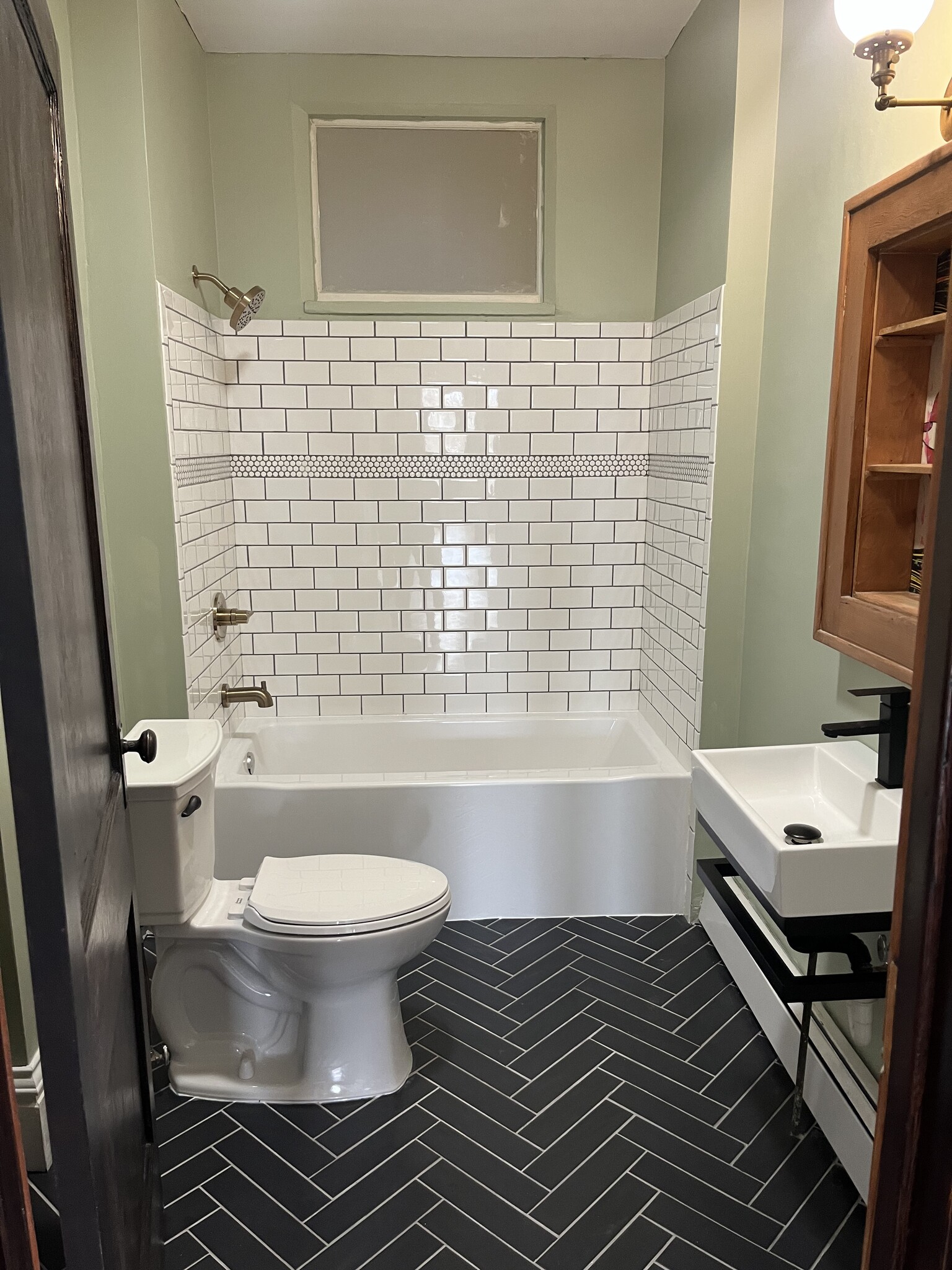 Bathroom w/tub & shower - 415 E Saint Germain St