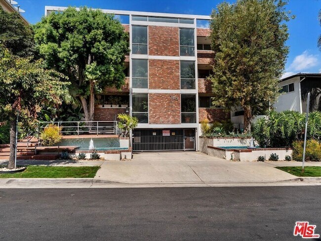 Building Photo - 7949 Selma Ave
