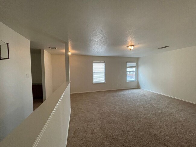 Building Photo - LOTS OF SQUARE FOOTAGE IN THIS 4 BEDROOM H...