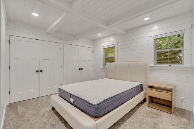 Building Photo - Elegant Yale Crest Bungalow in the Heart o...