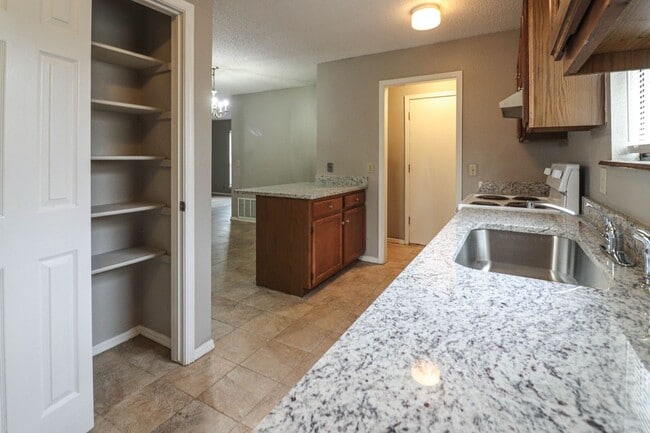 Building Photo - Cozy & Updated