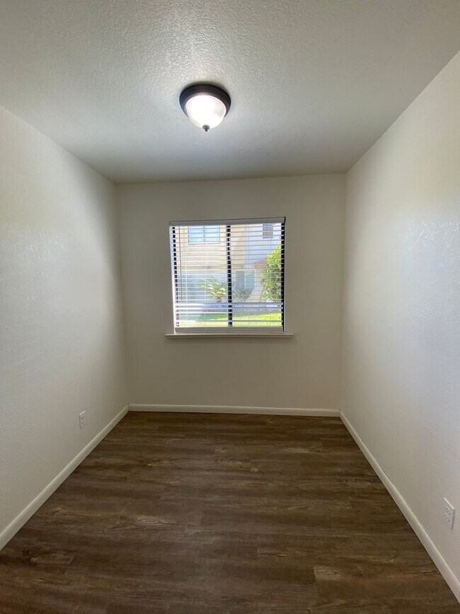 Building Photo - Large Centrally Located Two Story Condo wi...