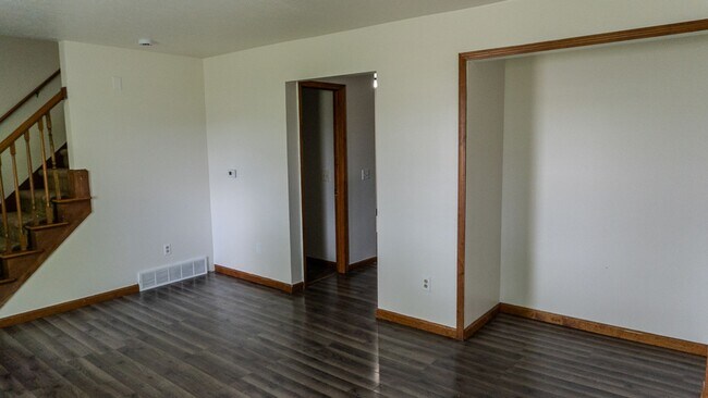 Building Photo - Updated 3-Bedroom Townhouse in Convenient ...