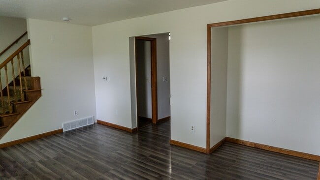 Building Photo - Updated 3-Bedroom Townhouse in Convenient Toledo Location