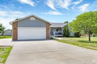 Building Photo - Large Family home For rent!