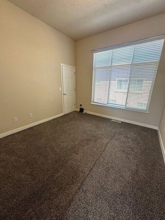 Building Photo - GORGEOUS Downtown Unit!!!