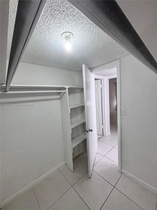 Building Photo - 430 Commodore Dr