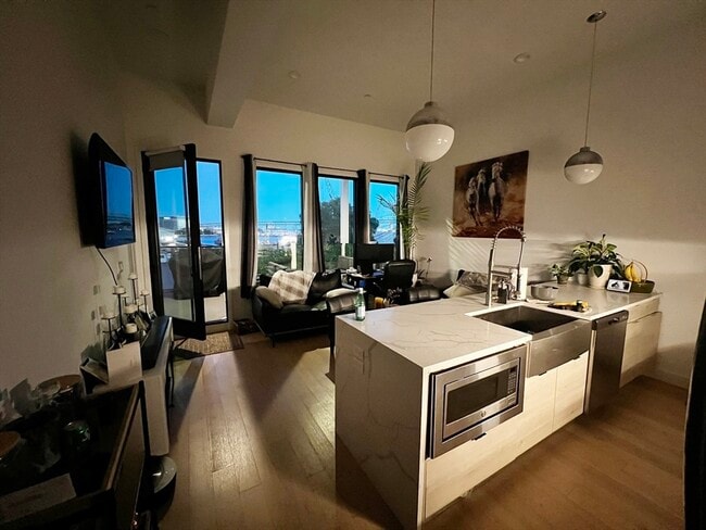 Building Photo - 360 Meridian St