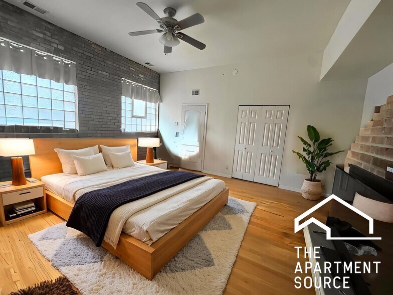 Building Photo - 907 W Belmont Ave