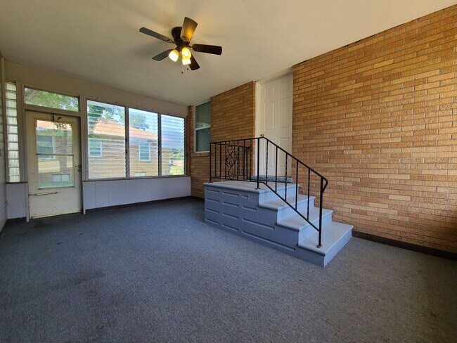 Building Photo - Spacious 4-Bed, 2-Bath Updated Home in Ben...