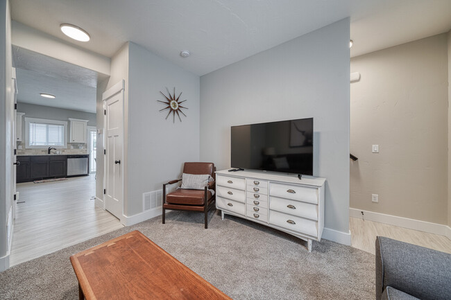 Building Photo - Saturn Townhomes