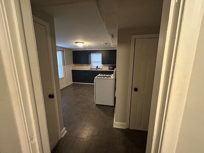 Building Photo - Updated Garden-Level 1BR with Patio & Parking