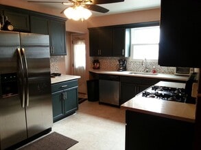 Building Photo - Modern 2 Bed/1 Bath row house with off-str...