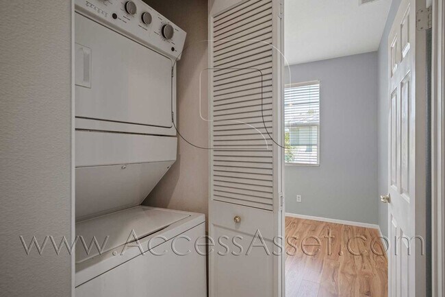Building Photo - 3 Bed / 2.5 Bath Townhome | Open Layout + Modern Finishes