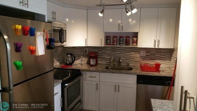 Building Photo - 450 Burgundy N