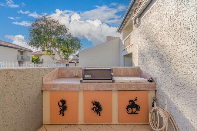 Building Photo - 220 N 22nd Pl