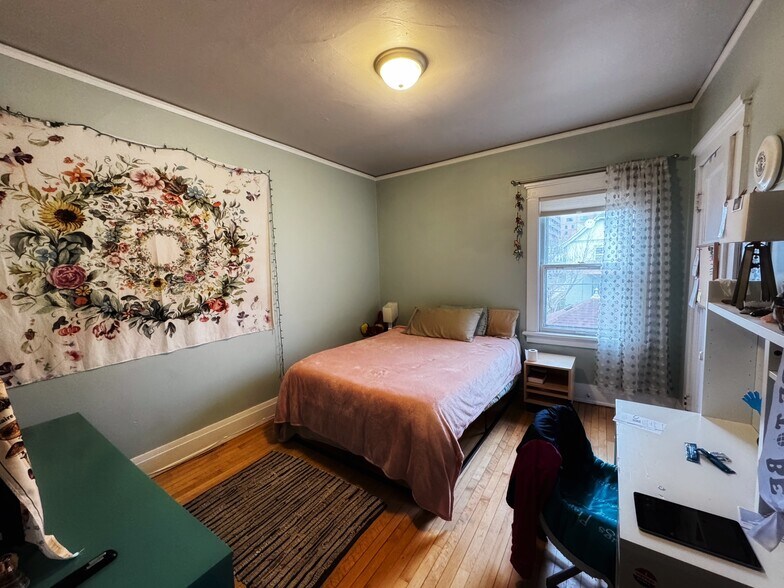 Back Bedroom - 3318 N Oakland Ave